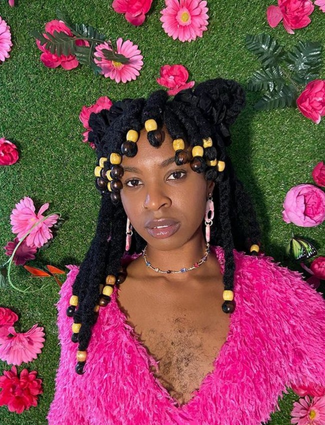 Saat tumbuh dewasa, aku depresi dan membenci penampilanku. Aku tahu betapa pentingnya representasi dan betapa tidak melihat diriku sendiri dan memiliki panutan yang positif memengaruhi harga diriku. Aku hanya ingin berperan membantu dan menyembuhkan orang,” tambahnya. Foto: dok. Instagram/@queen_esie