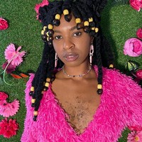 Saat tumbuh dewasa, aku depresi dan membenci penampilanku. Aku tahu betapa pentingnya representasi dan betapa tidak melihat diriku sendiri dan memiliki panutan yang positif memengaruhi harga diriku. Aku hanya ingin berperan membantu dan menyembuhkan orang,” tambahnya. Foto: dok. Instagram/@queen_esie