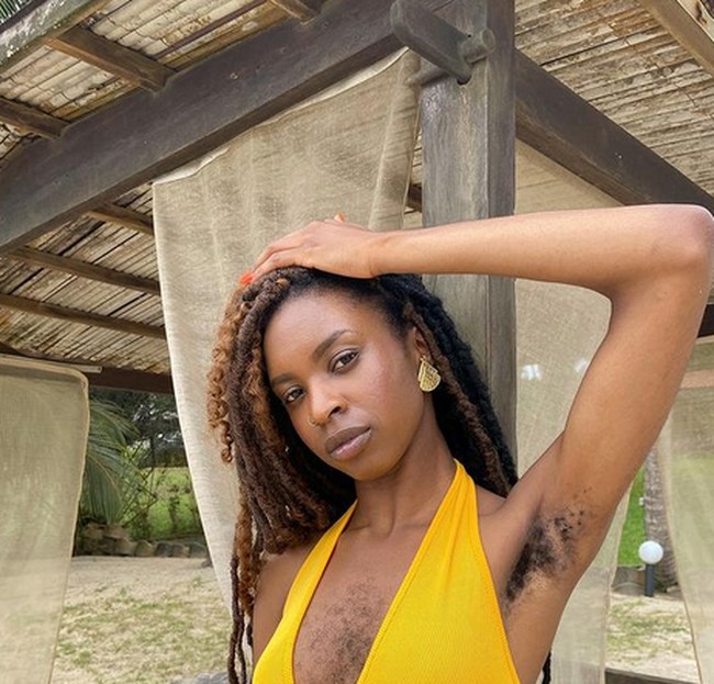 Inilah penampilan Esther di Instagramnya. Dia percaya diri memamerkan bulu dadanya yang lebat. Foto: dok. Instagram/@queen_esie