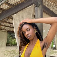 Inilah penampilan Esther di Instagramnya. Dia percaya diri memamerkan bulu dadanya yang lebat. Foto: dok. Instagram/@queen_esie