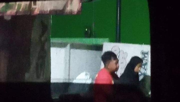 foto sejoli mesum di alun-alun bojonegoro