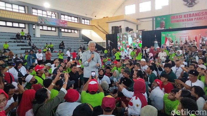 Ganjar Pranowo orasi di depan pendukungnya di Surabaya