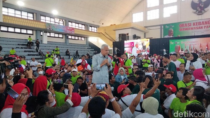 Ganjar Pranowo orasi di depan pendukungnya di Surabaya