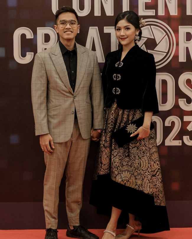 Sejumlah warganet memuji Erina Gudono karena penampilan Kaesang dinilai semakin tampan dan terawat sejak menikah. Finalis Putri Indonesia 2022 itu pun terlihat memesona. Foto: Instagram