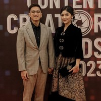 Sejumlah warganet memuji Erina Gudono karena penampilan Kaesang dinilai semakin tampan dan terawat sejak menikah. Finalis Putri Indonesia 2022 itu pun terlihat memesona. Foto: Instagram