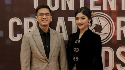 6 Gaya Anggun Erina Gudono Dampingi Kaesang Terima Penghargaan di Podium