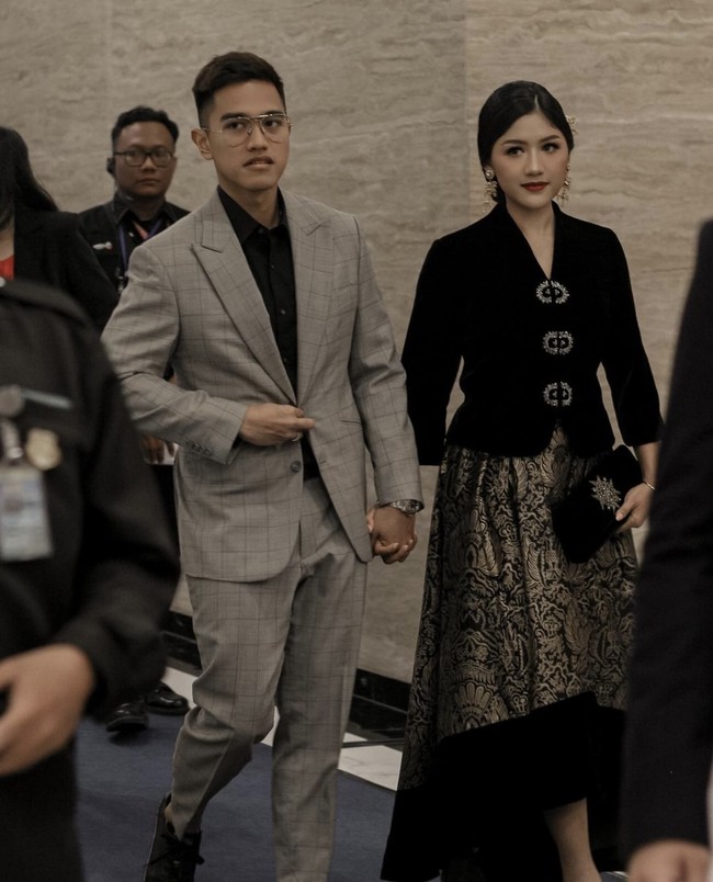 “Perasaan mas Kaesang semenjak menikah, auranya keluar jadi lebih ganteng, kebawa sama istri 🙏🙏” “Mas kaesang real glow up di tangan mba erina,” “Cantik bgt sih❤️ bajunya juga…” komentar sejumlah warganet. Foto: Instagram