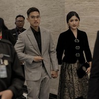 “Perasaan mas Kaesang semenjak menikah, auranya keluar jadi lebih ganteng, kebawa sama istri 🙏🙏” “Mas kaesang real glow up di tangan mba erina,” “Cantik bgt sih❤️ bajunya juga…” komentar sejumlah warganet. Foto: Instagram