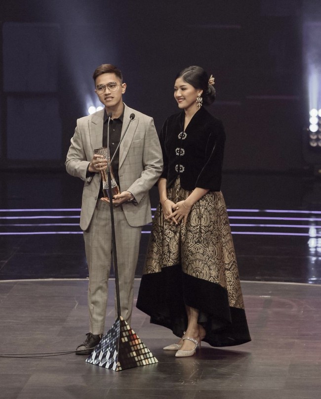 Menantu Presiden RI Jokowi itu diajak ke atas podium saat menerima piala kategori Content Creator Talkshow Terfavorit. Foto: Instagram