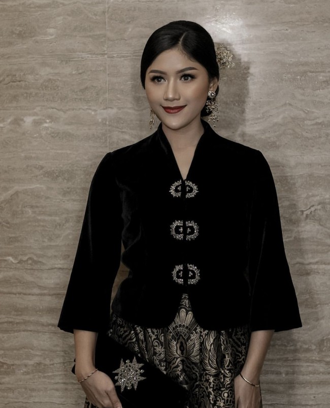 Erina Gudono tampil anggun saat mendampingi Kaesang di acara penghargaan Video Content Creator Awards 2023. Foto: Instagram