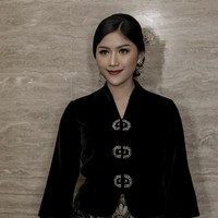 Erina Gudono tampil anggun saat mendampingi Kaesang di acara penghargaan Video Content Creator Awards 2023. Foto: Instagram