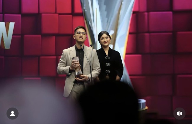 Keduanya saling membagikan pesan manis di Instagram. Kaesang mengucapkan terima kasih atas dukungan istri tercintanya. Sedangkan Erina menyampaikan selamat karena berbangga atas prestasi suaminya. Foto: Instagram