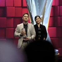 Keduanya saling membagikan pesan manis di Instagram. Kaesang mengucapkan terima kasih atas dukungan istri tercintanya. Sedangkan Erina menyampaikan selamat karena berbangga atas prestasi suaminya. Foto: Instagram