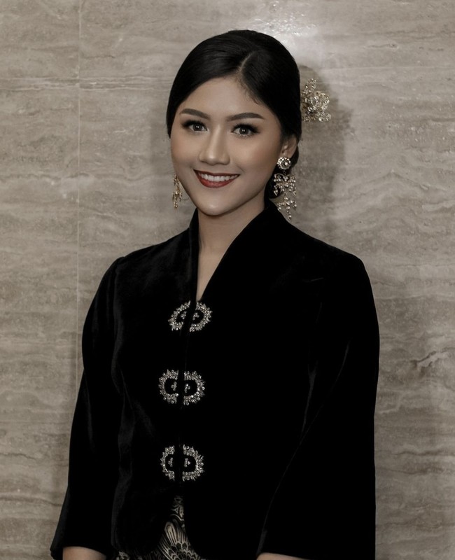 Dalam kesempatan itu, Erina Gudono memakai kebaya pendek hitam dengan rok batik bernuansa hitam-emas rancangan desainer Ghea Pangabean. Penampilannya dilengkapi koleksi heels Jimmy Choo. Foto: Instagram