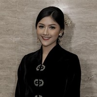 Dalam kesempatan itu, Erina Gudono memakai kebaya pendek hitam dengan rok batik bernuansa hitam-emas rancangan desainer Ghea Pangabean. Penampilannya dilengkapi koleksi heels Jimmy Choo. Foto: Instagram
