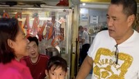 Kopi Johny di Kelapa Gading seolah jadi tempat nongkrong Hotman Paris untuk makan, kerja, sekaligus bertemu banyak orang. Ia pun tetap berpenampilan mewah. Foto: Instagram hotmanparisofficial