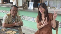 Di Canggu, Bali, ayah 3 anak ini mampir ke warung makan milik Tamara Bleszynski. Namanya Teh Manis yang menawarkan berbagai makanan rumahan. Foto: Instagram hotmanparisofficial
