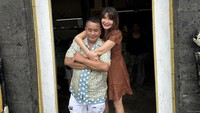 Berawal dari Teh Manis , mudah mudahan tidak berakhir Teh Pahit di Canggu Bali, tulis Hotman di keterangan foto. Ia terlihat akrab dengan aktris senior tersebut. Foto: Instagram hotmanparisofficial