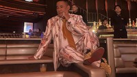 Mengelola banyak bisnis, kali ini Hotman sedang berada di The H Club. Ia pose santai di klub keren tersebut. Foto: Instagram hotmanparisofficial