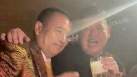 Minum sambil santai di bar, Hotman Paris pun sering menemani tamu penting. Salah satunya seorang konglomerat tambang yang disebutnya punya aset Rp 7 triliun! Foto: Instagram hotmanparisofficial