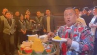 Hotman Paris memotong nasi tumpeng dalam rangka peresmian klub baru miliknya dan rekan di HW Group dan Atlas Group. Lokasinya ada di Bandung. Foto: Instagram hotmanparisofficial