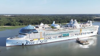 Kritikan online menilai Icon of the Seas adalah sesuatu yang buruk dan terlalu berlebihan dan bukan berarti makin besar makin baik. Setiap kali aku melihat gambarnya, aku merasa ketakutan, tulis seorang netizen. Sungguh sebuah mimpi buruk, sebut yang lain. Tak bisa membayangkan terjebak di kapal sebesar itu, cetus yang lain. Bayangkan antreannya, pasti seperti liburan di neraka, sebut warganet berikutnya. Foto: Royal Carribean
