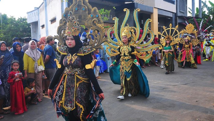 Karnaval Tenun Troso Pamerkan Indahnya Kerajinan Jepara Peserta memakai kostum berbahan kain tenun saat mengikuti Karnaval Tenun Troso di Desa Troso, Pecangaan, Jepara, Jawa Tengah, Sabtu (15/7/2023). Karnaval yang diikuti perajin kain tenun di desa setempat bertujuan untuk mengangkat pamor kerajinan tenun ikat Troso sekaligus untuk mengenalkan kerajinan tersebut kepada masyarakat luas. ANTARA FOTO/Yusuf Nugroho/nym.