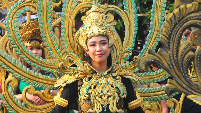 Peserta memakai kostum berbahan kain tenun saat mengikuti Karnaval Tenun Troso di Desa Troso, Pecangaan, Jepara, Jawa Tengah, Sabtu (15/7/2023). Karnaval yang diikuti perajin kain tenun di desa setempat bertujuan untuk mengangkat pamor kerajinan tenun ikat Troso sekaligus untuk mengenalkan kerajinan tersebut kepada masyarakat luas. ANTARA FOTO/Yusuf Nugroho/nym.