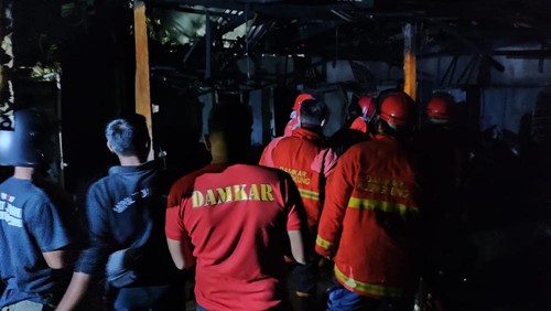 Kebakaran terjadi di lapak pembuatan penek di Desa Nyalian, Banjarangkan, Klungkung. Kebakaran terjadi sekitar pukul 03.30 Wita, Minggu (16/5/2023).