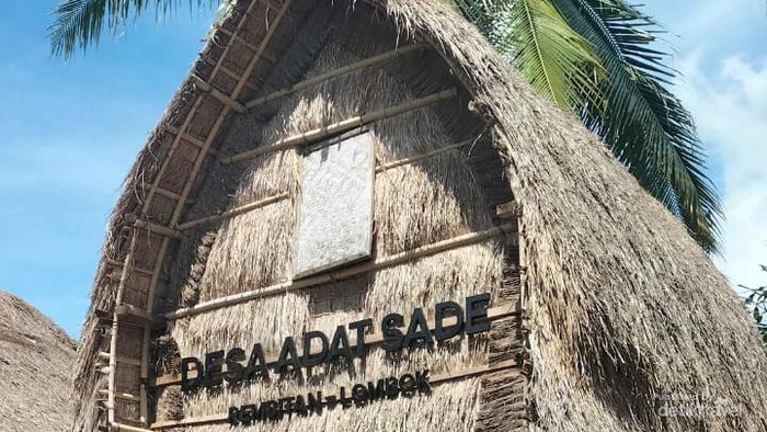 Gapura Selamat Datang Kampung Suku Sasak