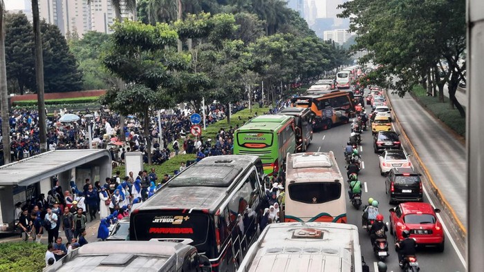Kemacetan di Jl Jenderal Sudirman arah Gatot Subroto usai Apel Siaga Perubahan Partai NasDem bubar.