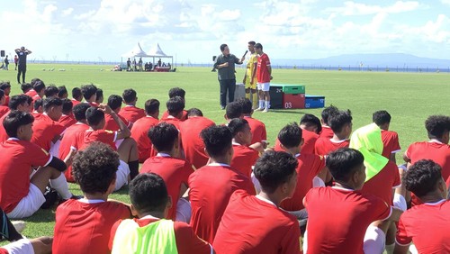 Ketua Umum PSSI Erick Thohir saat memantau seleksi Timnas U-17 di Training Center Bali United, kawasan Pantai Purnama, Gianyar, Bali, Minggu (16/7/2023). (Siti Muamalah/detikBali)