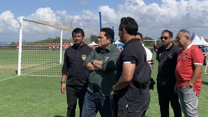 Ketum PSSI Erick Thohir memantau jalannya seleksi Timnas U-17 di Gianyar, Bali, pada Minggu (16/7/2023). (Siti Mu’amalah)