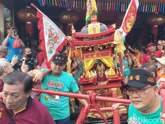 Kirab 49 Toa Pe Kong di Kota Tegal, Jawa Tengah, Minggu (16/7/2023).