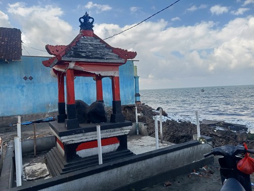 Kondisi Tugu Perjuangan Pebuahan yang berlokasi di pesisir Pantai Pebuahan, Desa Banyubiru, Kecamatan Negara terancam tergerus abrasi, Minggu (16/7/2023). (I Putu Adi Budiastrawan/detikBali).
