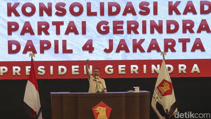 Partai Gerindra Jakarta Timur menggelar konsolidasi akbar di GOR Velodrome, Jakarta Timur, Minggu (16/7/2023). Dalam acara tersebut, diputar sebuah video di media sosial bernada menjelek-jelekkan ketua umum yang juga bacapres Partai Gerindra, Prabowo Subianto.
