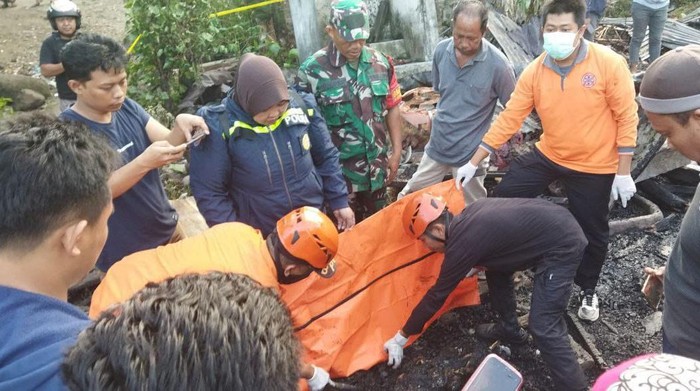 Korban tewas terbakar di Parepare dievakuasi.