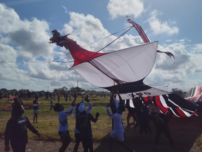 Layang-layang janggan khas Bali diterbangkan dalam event Bali International Kite Festival (BIKF) di Pantai Padang Galak, Denpasar, Minggu (16/7/2023). (Foto: Aryo Mahendro/detikBali)