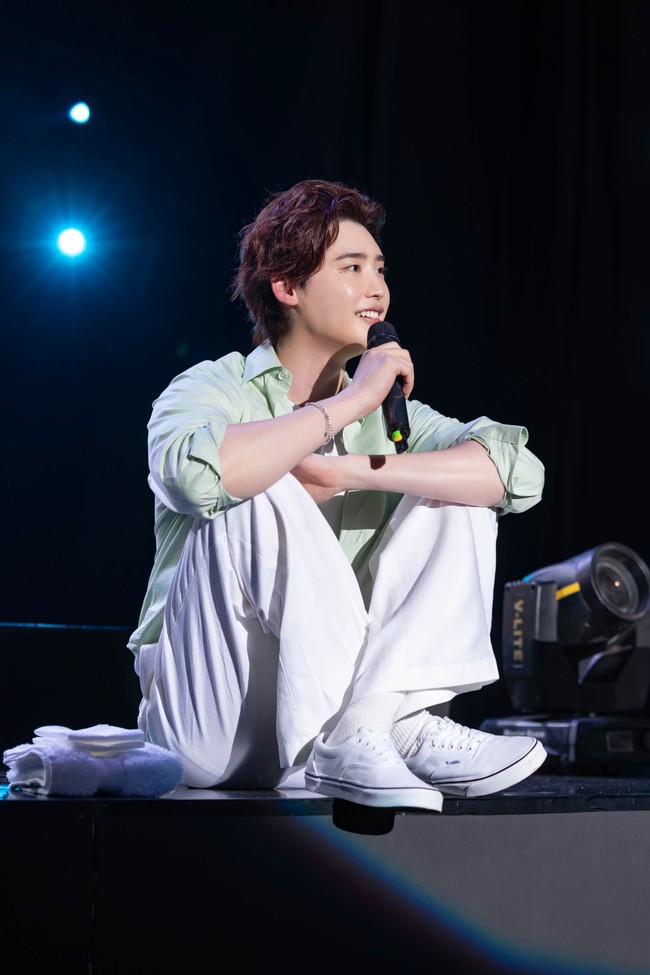 Kekasih IU itu berganti kostum memakai kemeja hijau sebelum bermain games dengan penggemar. Penonton yang memadati Tennis Indoor Senayan pun heboh melihat Lee Jong Suk melakukan skinship dengan penggemar. Foto: dok. Applewood