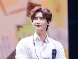 8 Foto Lee Jong Suk Fanmeeting di Jakarta, Bikin Histeris Saat Buka Jas