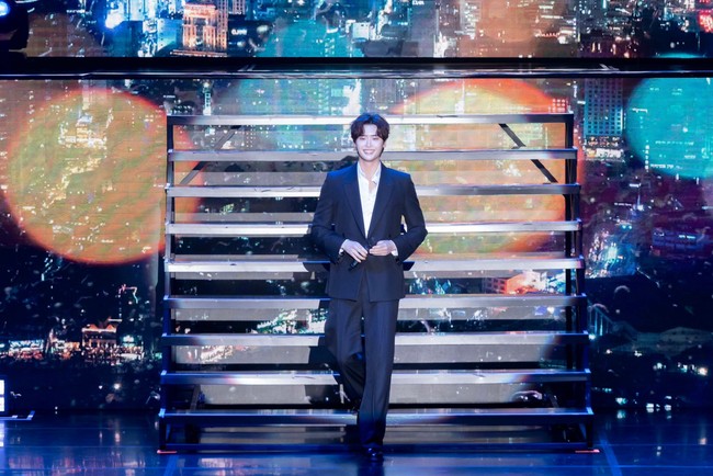 Sang aktor membuka penampilannya dengan menyanyikan lagu Come To Me, OST dari drama Korea While You Were Sleeping With Me yang dibintanginya bersama Suzy. Foto: dok. Applewood