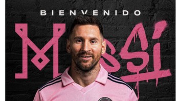 Lionel Messi resmi dipamerkan dengan jersey serba pink ke publik. Foto: Twitter