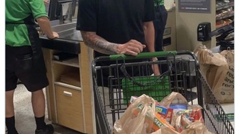 Sebelumnya, Messi sudah sampai ke Florida dan terpantau sedang belanja. Foto: Twitter