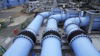 Di pembangkit nuklir Fukushima Daiichi Jepang yang hancur akibat tsunami, pipa biru raksasa telah dibangun untuk mengalirkan air laut untuk mengencerkan air radioaktif yang telah diolah. 