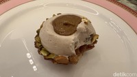 Ini tampilan salah satu kue manisnya. Namanya Spiced Pistachio Pie, berupa pie yang dilengkapi potongan kasar pistachio, cream lembut berempah, dan sentuhan lemon. Foto: Detikcom / Atiqa Rana