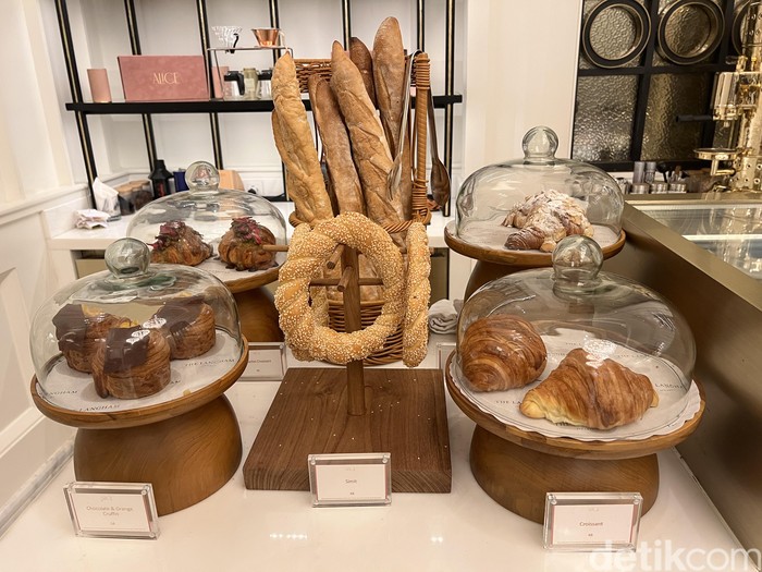 Menikmati Afternoon Tea Spesial dengan Kue Khas Turki di Kafe Jakarta