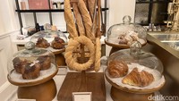 Satu paket Turkish Afternoon tea seharga Rp 368 ribu itu memang sudah sekaligus menyajikan berbagai macam kue. Namun, kamu bisa menambah aneka pastry yang tak kalah enak. Foto: Detikcom / Atiqa Rana