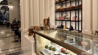 Di salah satu hotel mewah Jakarta, The Langham, ada kafe bernama Alice yang menawarkan pengalaman afternoon tea menyenangkan. Begitu masuk, kamu bisa langsung melihat aneka kue di etalase. Foto: Detikcom / Atiqa Rana