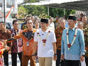 Sandiaga Jajal Main Paseran Saat Sambangi Beti Dewi di Kota Madiun