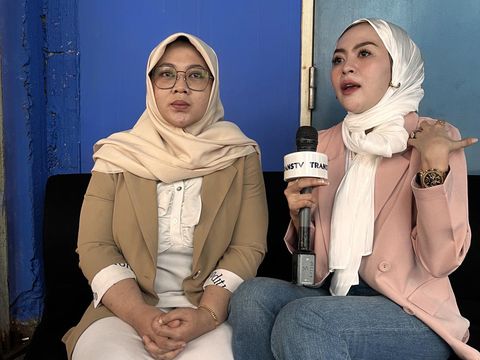 Fitri Erna (kiri) kuasa hukum Meylisa Zaara (kanan) memberikan penjelasan bersama kliennya.